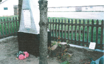 Old Red Army Memorial at Death Pit